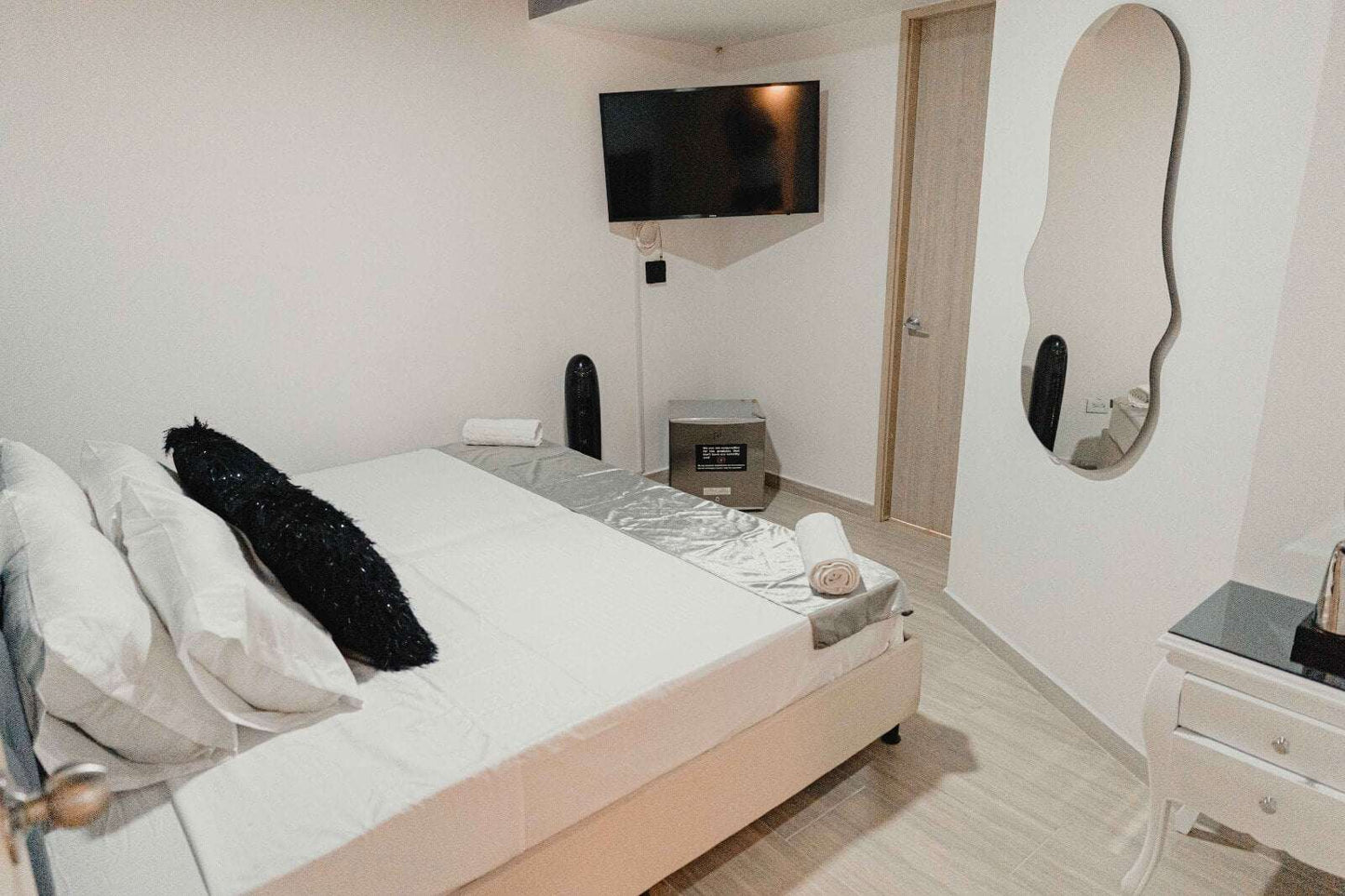 🏙️ LAURELES INDUSTRY LIVING: MODERN 4-BR LUXURY HOME (180 M²)