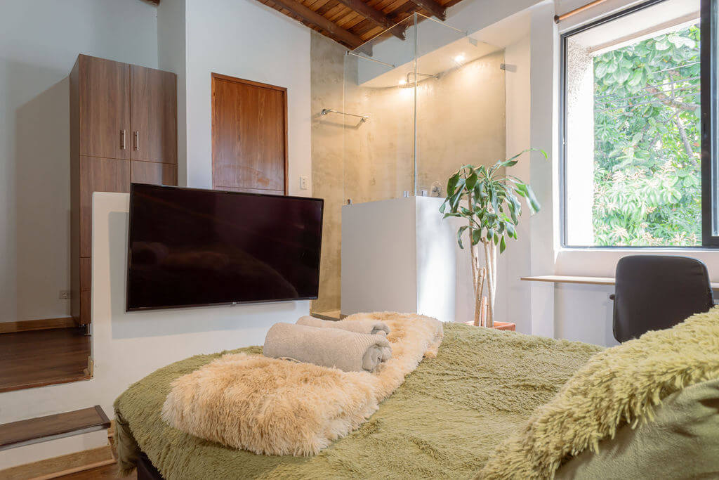 🏡 GRAND OASIS ON LA 70: 7-BR LUXURY HOME WITH SAUNA & JACUZZI