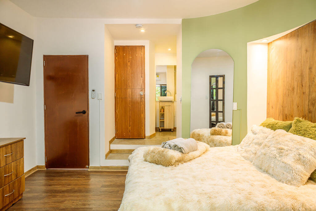 🏡 GRAND OASIS ON LA 70: 7-BR LUXURY HOME WITH SAUNA & JACUZZI